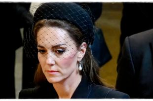 Duchess Kate Curtsies To The Queen During Her Final Journey 