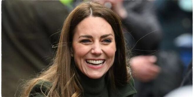 23-Year-Old Princess Kate Stuns in Low-Slung Belted Jeans During Christmas Shopping with Carole Middleton